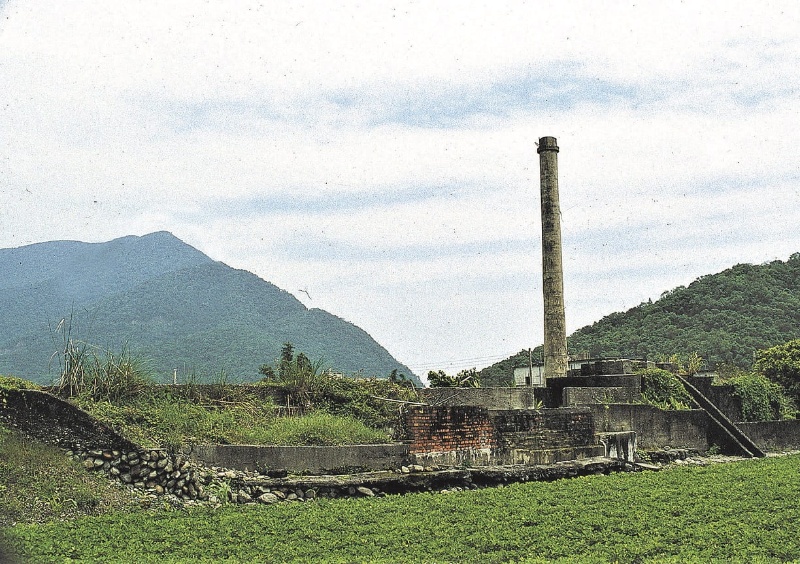 糖廠藉水圳充沛資源，在廠區後方興建一部水力發電機。（宜蘭縣史館典藏）