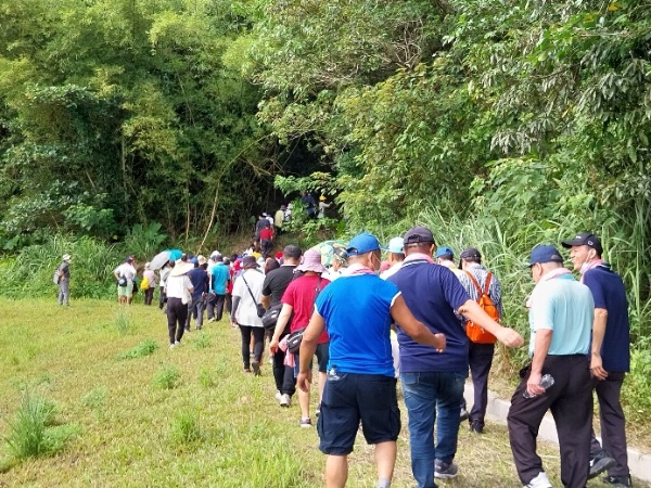 帶領民眾探訪日治時期為躲避空襲所建設的防空洞。