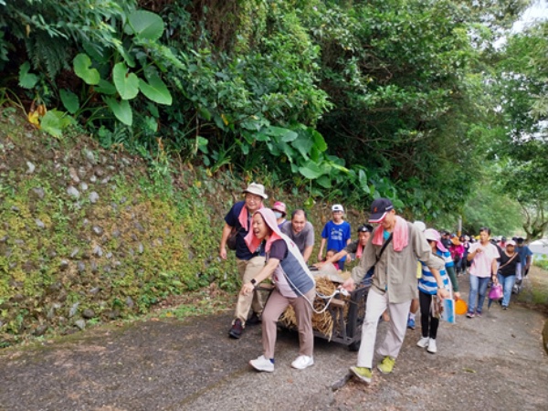 民眾跟在「黎阿卡」後面一起體會過去運送物資上山的情景。