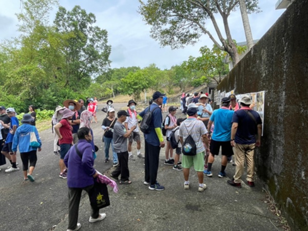大家在舊照片牆前討論並合影留念，有笑聲更有懷念。