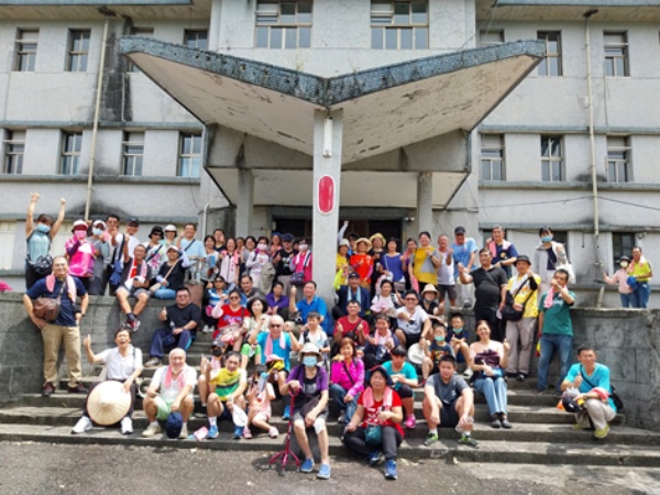 於丸山療養院台階前合影留念。