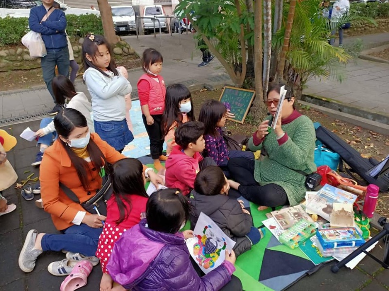 林麗雲共學夥伴，透過故事帶領小朋友走入大溪歷史。