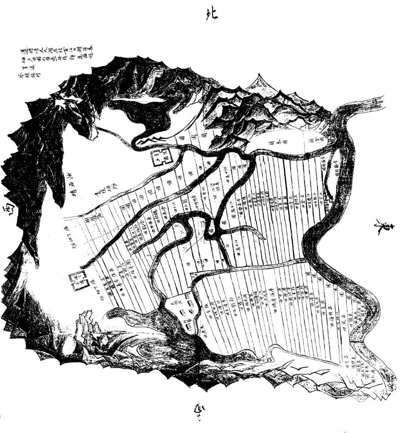 「八十佃分佃田園形勢圖」，陳榮宗提供。 嘉慶15 年(1810) 江日高率眾入墾今員 山鄉大湖地區，眾人分配土地，繪成這張 「八十佃分佃田園形勢圖」，在長條形的 田或園上寫上所有者的姓名，共有81 分， 因而留下「八十一佃」的地名，此外還有 書院土圍、書院佃份、隘丁土圍、隘丁佃 分、福德爺廟地等註記，是了解漢人入墾 宜蘭如何分配土地的重要史料。