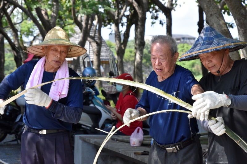 耆老正在製作圓箍。
