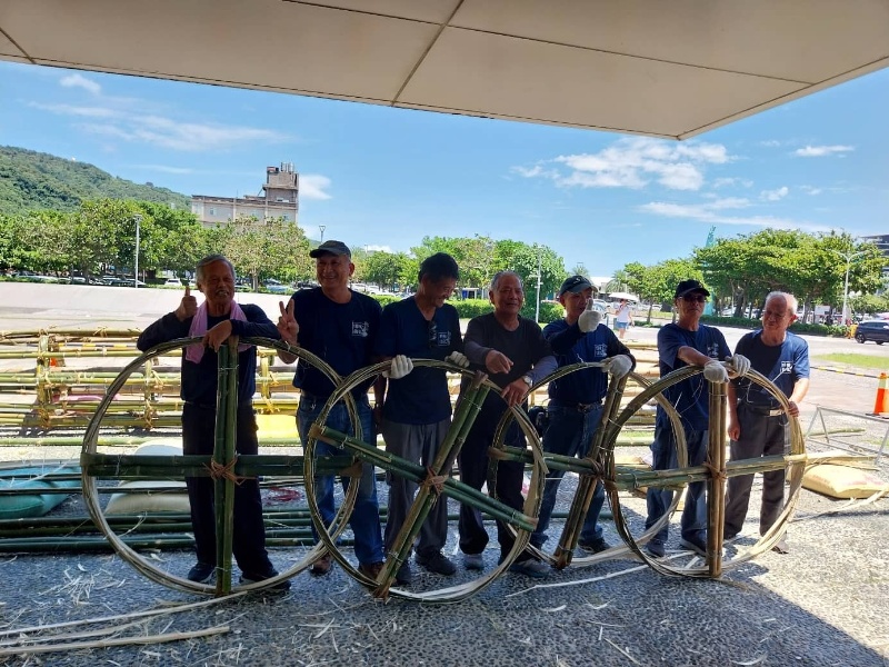 耆老與完成的圓箍合影。