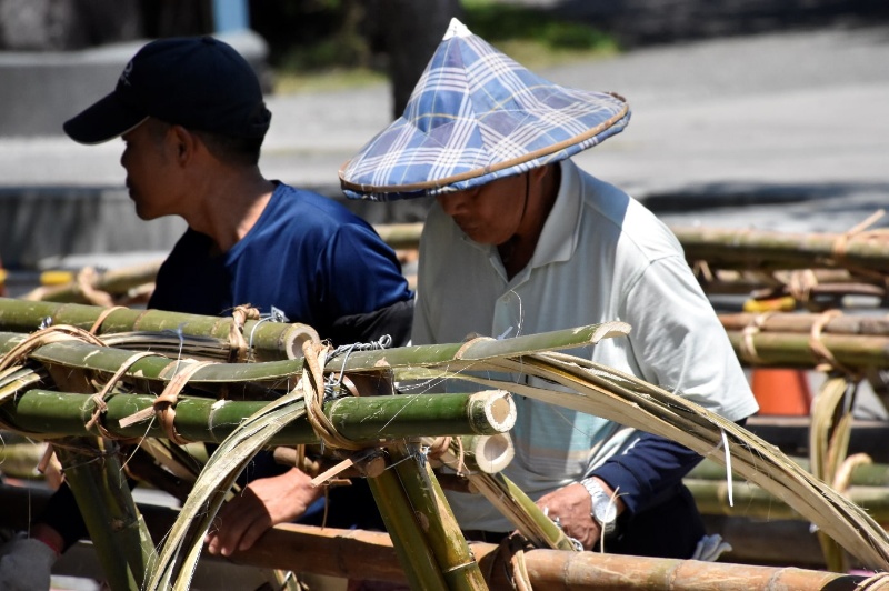 耆老以絞棒絞緊藤皮進行加固。