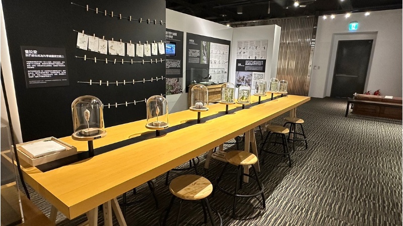 在展場最後一區提供植物標本讓民眾體驗科學繪圖如何進行，還可將得意的作品留在展示牆上供大家欣賞，是參與式展示的一環。