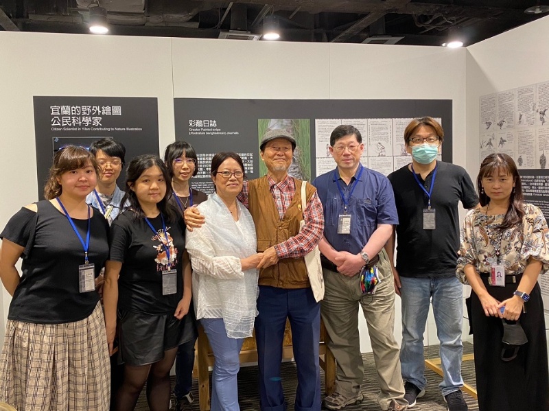 巡迴展中宜蘭限定單元-「宜蘭的野外繪圖公民科學家」余遠猛老師與他對彩鷸日常觀察介紹，圖中戴帽者為余遠猛老師和師母，兩側為臺博及蘭博的策佈展工作團隊。(向麗容 攝)