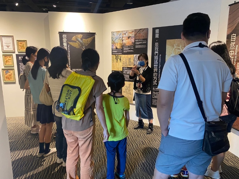 繪自然特展全區導覽-科學繪圖介紹。(林欣怡 攝)