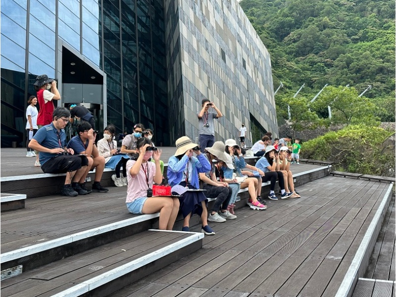館方為學員準備一人一支小型望遠鏡，方便學員自由觀察。