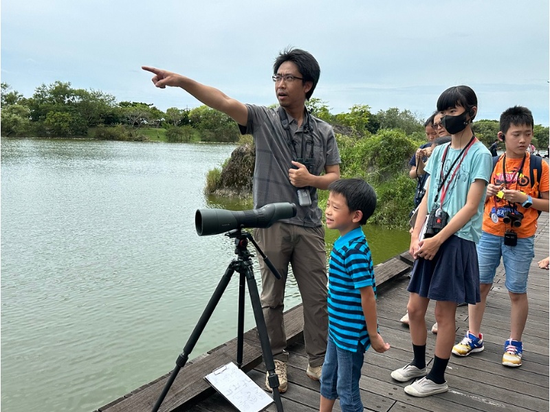 政霖老師特別提供私藏的高倍數望遠鏡，讓學員輪流觀看。