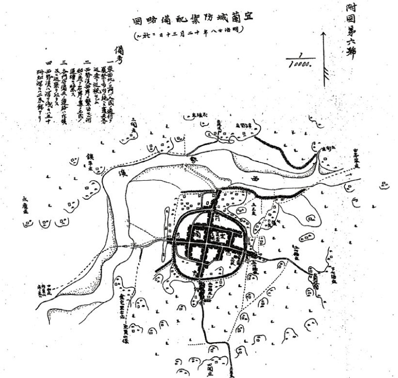 宜蘭城防禦配備略圖，取自兒玉忠恕，1896，《台灣の枯木( 戰鬥詳報)》，東京，兒玉忠恕。 本圖調製於明治28 年(1895)12 月，是為防禦宜蘭城之用，日軍要求城的東西北三門嚴禁人民通行，因 為這是抗日軍包圍的方向，這一帶繫留在西勢溪( 宜蘭河) 北岸的河船一律移到南岸，也禁止在地人漕渡。 此外，它註記了城與周邊各村莊的連絡交通方式，比如，出北門外並非如現在的直行，而是往西北行， 在西勢溪最窄處坐船過河，出西門也有渡船到中和、內員山等地。