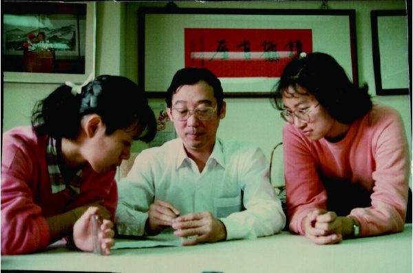 圖4：周澄教授在鏡秋書屋進行篆刻示範教學。