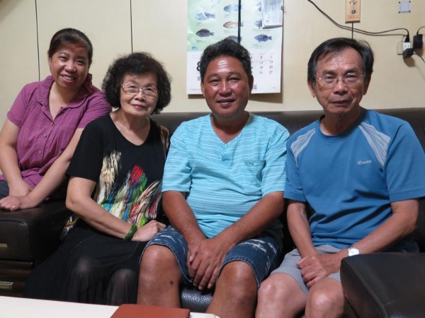 圖二：黃森宜與採訪團隊合影。