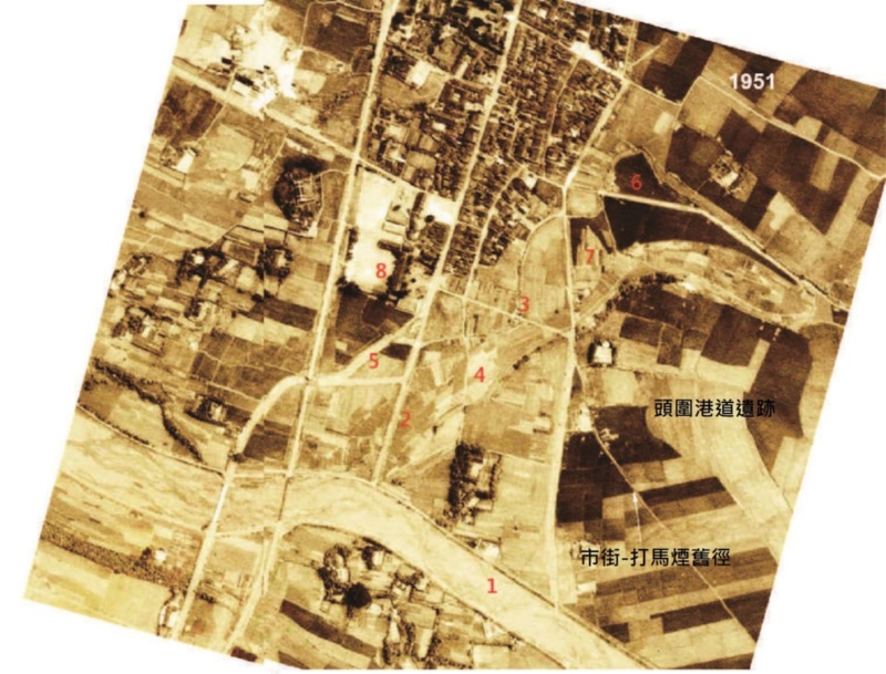 圖3：1951 年頭城市街南側航拍影像，照片上標示的位置 :1.1949 福德坑溪改道，兩側新設堤岸道路 / 2. 開蘭路延伸至新河道邊  ( 今新興路 )，與堤岸道路銜接，岔路銜接至平交道 / 3. 開蘭東路出現 / 4.和平街南延至溪邊聚落 ( 今開蘭東路 5 巷 ) / 5. 溪底溝上游支流改道 / 6.溪底溝截彎取直 / 7.舊河道小路出現 ( 開蘭東路雛形 ) / 8.頭城初級中學 (1948) 。( 來源：中央研究院地理資訊科學研究專題中心 )。