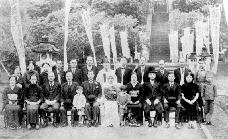 圖9：皇民化運動期間，宜蘭的教育家歐明灶先生的弟弟結婚，除了台灣人傳統的儀式外，還得到宜蘭神社接受社司的祝福，稱之為神前結婚式。