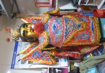 圖3：這尊專供小學中、低年級小朋友操作的迷你型太子爺，乃三王會館(私人宮壇)所有，平時供在宮主夫人的花店內當裝飾品。(來源：游錫財)