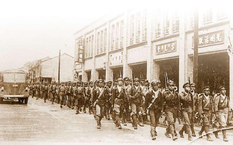 圖2：宜蘭農林學校的行軍訓練，經過今宜蘭市中山路，（宜蘭縣史館提供）。
