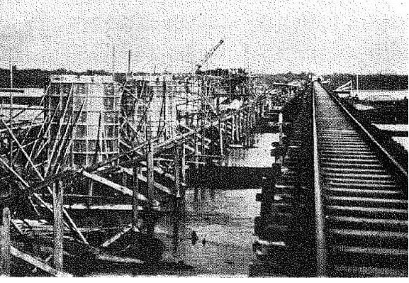 圖2：宜蘭濁水溪鐵道橋與蘭陽大橋共構橋墩井筒施作情形。（資料來源：松本虎太，〈宜蘭濁水溪橋 架設工事〉，《土木建築工事画報》10 卷 2 期（1936），頁 234。）