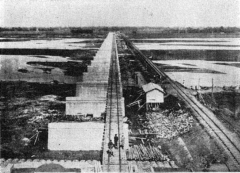 圖3：已完工的宜蘭線鐵道橋與蘭陽大橋共構橋墩，新鐵道橋亦已鋪設完成，右側為木造舊鐵道橋。 （資料來源：松本虎太，〈宜蘭濁水溪橋架設工事〉，《土木建築工事画報》10 卷 2 期（1936） ，頁 235。）
