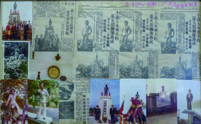 圖22： 頭城鎮公所於民國 71 年 8 月 15 日 ( 即溫文龍遇難週年紀念日 )，在事件發生處舉行銅像落成典禮，以表彰其義行。事後其父母將剪報與活動照片裝框高掛於下埔里溫宅客廳。