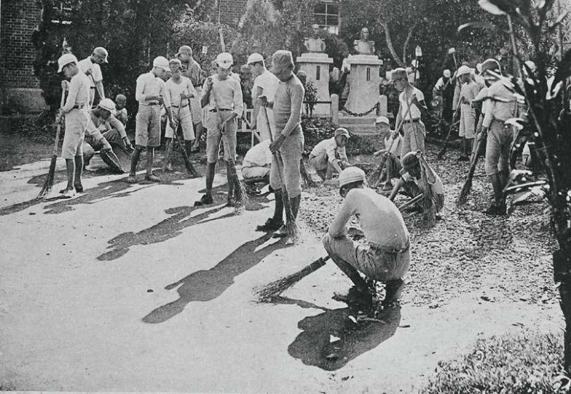 圖4：宜蘭公學校校園內的二宮尊德和楠木正行銅像，中山國小提供。