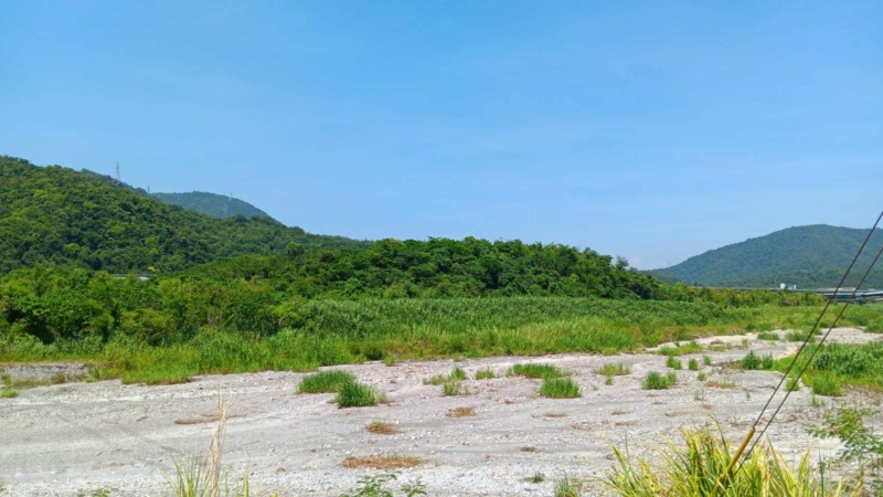 圖12：前方中間小山崙即為蜈蚣嶺(許文忠攝)。