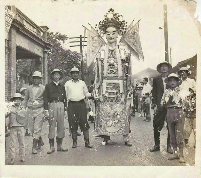 圖2：1950（民國 40）年代，中興社復會後參與東嶽 遶境照片。（資料來源：取自志峰臉書）