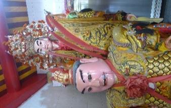 圖2：在一座廟宇中，要同時擁有大型和小型兩種類型的大身尪，實屬罕見，圖為打馬煙泰安廟的大型和小型三太子大身尪。 (來源：游錫財)