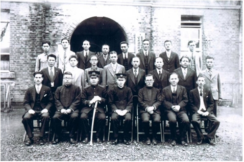 圖十七：台北州宜蘭街調停委員在宜蘭郡役所辦事所前團體合照，第二排右四即為林榮吉[19]