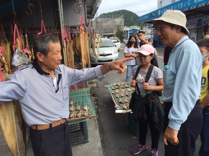 圖5：賴榮興館長(右立戴帽長者)帶領學員走讀認識南方澳(來源：林宏仁提供)。