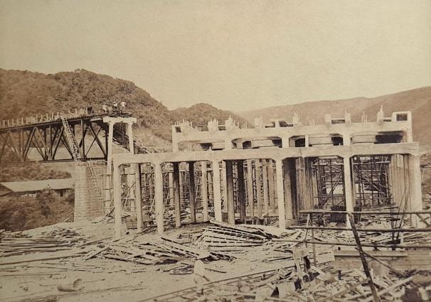 圖7：前畑彥太郎所拍攝猴硐驛旁正在興建之瑞三鑛業整煤場（撰炭機）基礎工事。