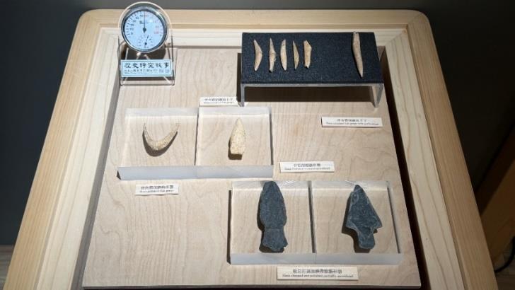 圖1：「生計漢本」主題展展出魚卡子、鉤形器、鏃形器等生計工具 / 蘭陽博物館提供。