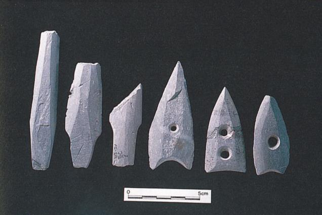 圖2：石鏃形器(正面) 資料來源：劉益昌、江芝華、邱水金、李貞瑩，2017 年，《宜蘭縣丸山遺址-1998 年挖掘整 理報告》，宜蘭縣立蘭陽博物館，頁 105。