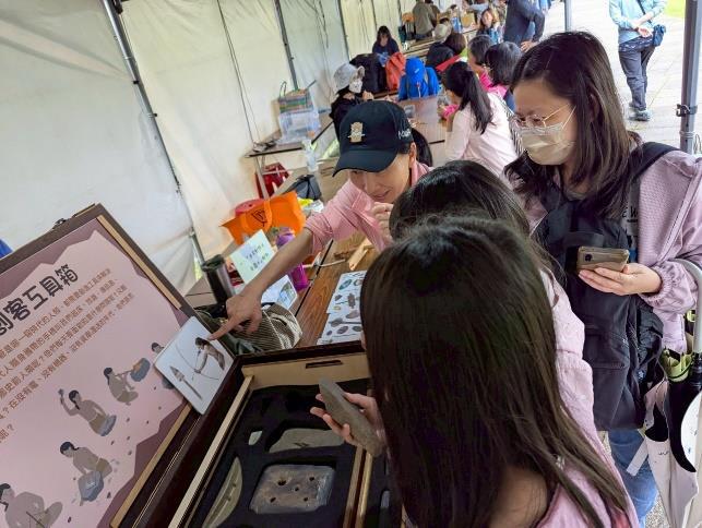 圖3：蘭博以教具箱介紹石鏃箭頭作為史前人射獵的生活工具 / 蘭陽博物館提供。