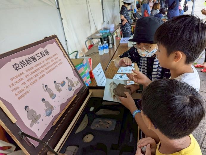 圖4：小朋友仔細觀察出土遺物參考品判斷可能的使用方式 / 蘭陽博物館提供。