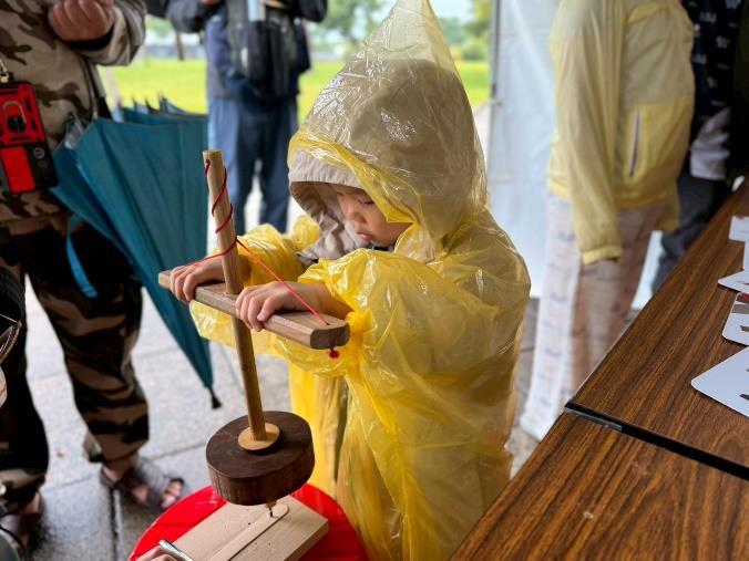 圖6：小朋友認真操作鑽孔器 / 蘭陽博物館提供。