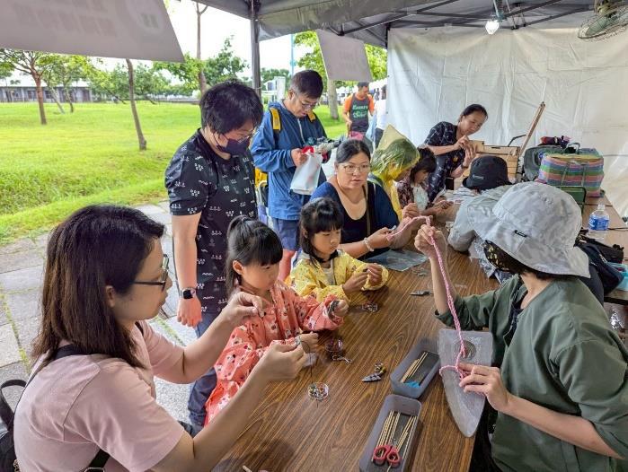 圖7：箭鏃鑰匙圈體驗課程穿繩方式講解 / 蘭陽博物館提供。