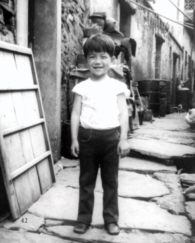 早期的北方澳村落巷道，全以黑片岩鋪成（曾松田攝影提供）