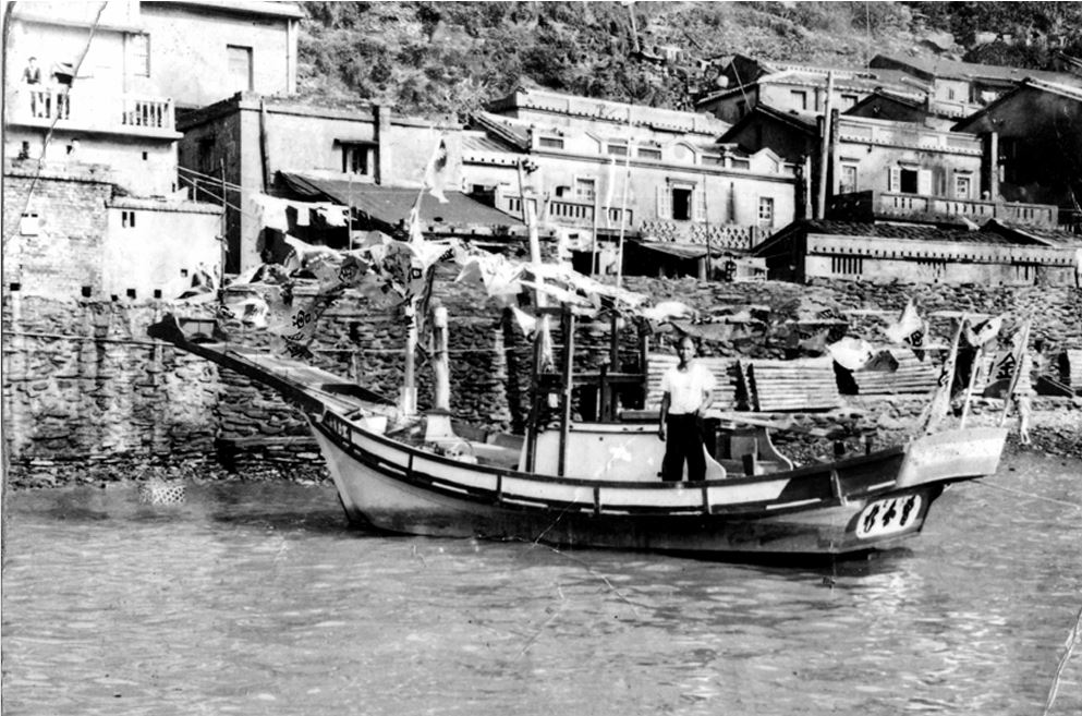 約12馬力的新鏢船，另有竹筏倚靠在岸上（曾松田攝影提供）