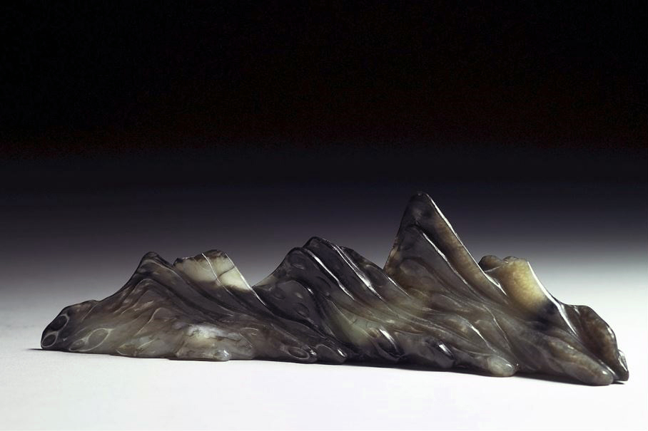 圖2、南宋至元　墨玉筆山（國立故宮博物院提供，臺北，CCBY4.0@www.npm.gov.tw）