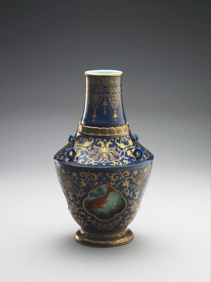 圖13、清乾隆　霽青釉描金游魚轉心瓶（國立故宮博物院提供，臺北，CCBY4.0@www.npm.gov.tw）