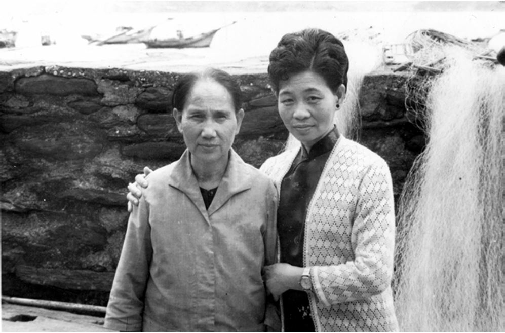 民國50年代的婦女髮型。背後是以玻璃纖維織成的流刺網（黃初芬提供）