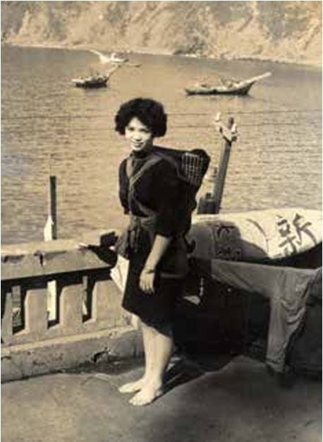 民國50年代少婦的服裝和髮型，並赤腳背著嬰兒（曾松田拍攝提供）