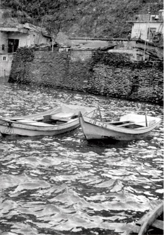 接駁漁夫上下漁船的小木船（黃初芬提供）