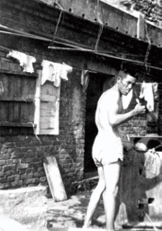 早期捕魚很少會在船上洗臉、刷牙，所以返港後都會清洗一番（劉圳池提供）