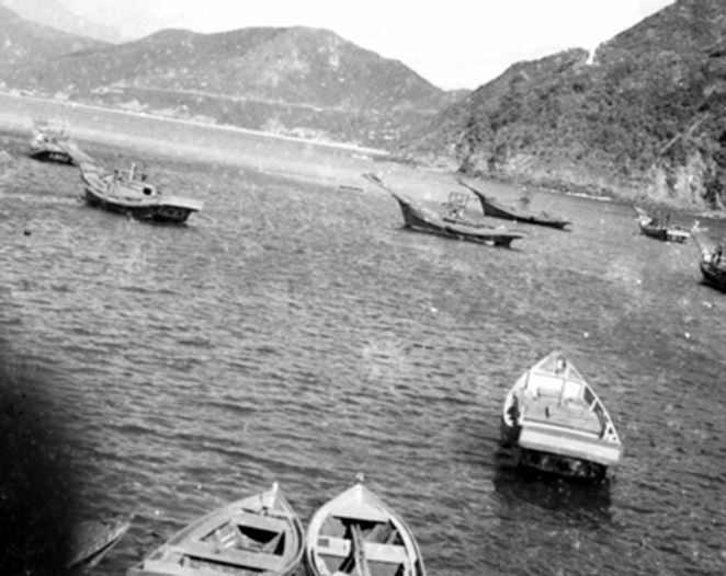 前方三艘小船為駁船（黃初芬提供）