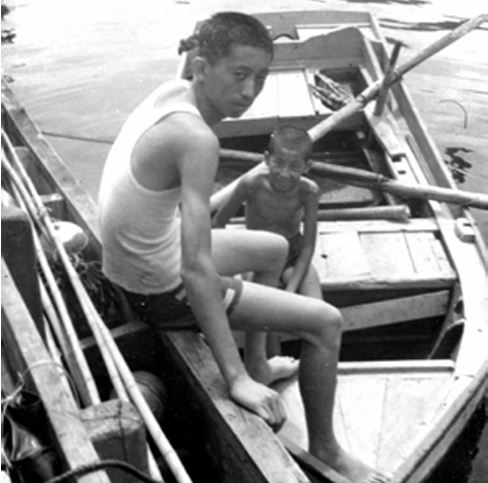 孩童很喜歡在駁船上遊戲（劉圳池提供）