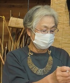 圖1：2025年日本西都原考古博物館教學現場，學員戴著6年前製作的「金鯉魚」參與錫雕課程（王佩珊攝）。