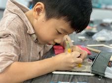 圖3：孩童也能輕易上手的錫雕課程（王佩珊攝）。